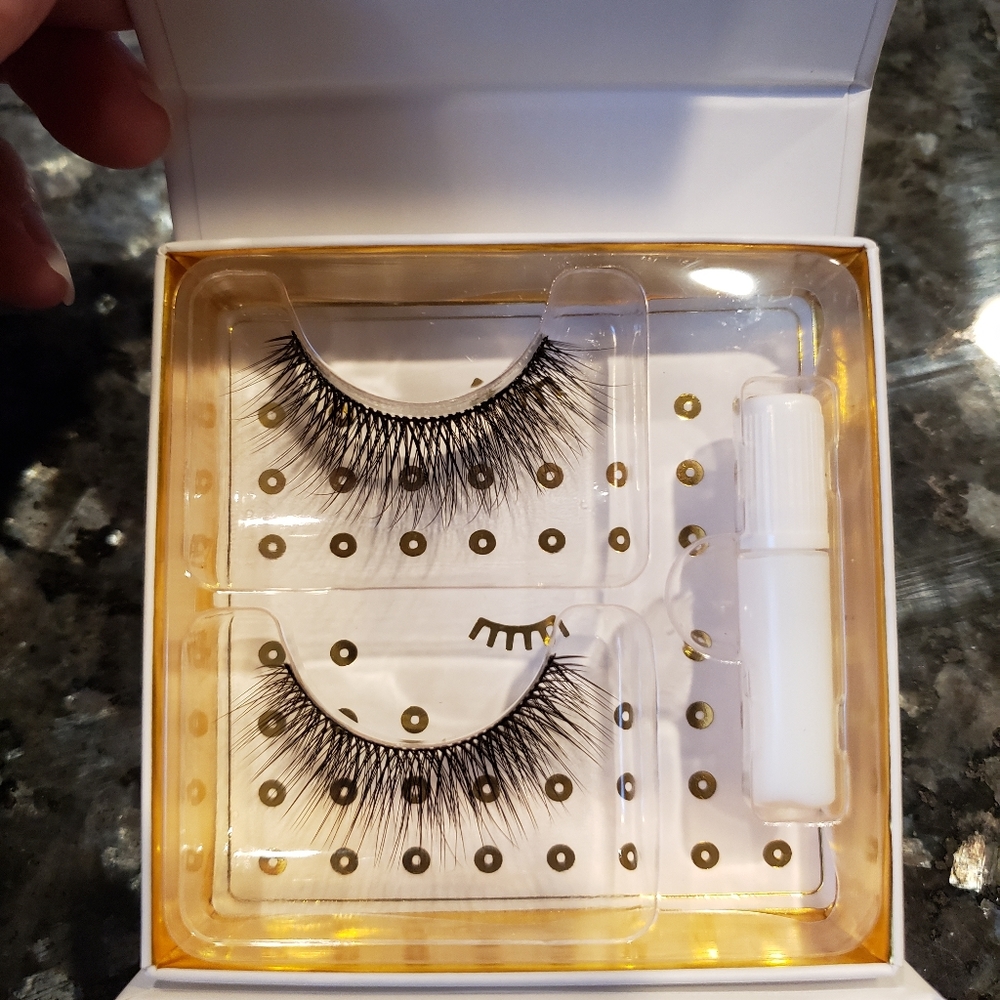 Battington Lashes-Harlow 3D- with glue. Bnib